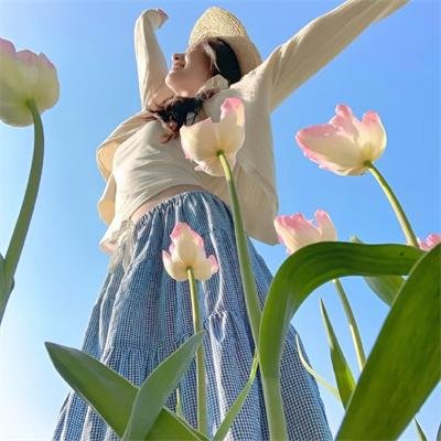 男人转化出机器人铠装海报